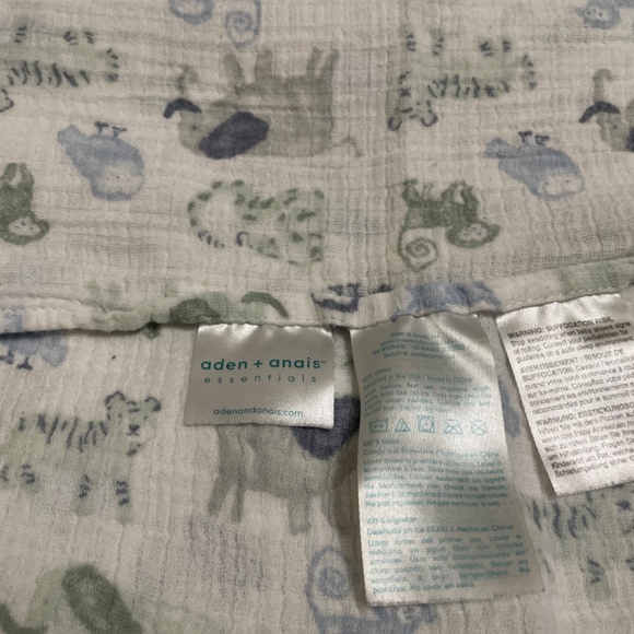 Set of 5 Aden + Anais Muslins + 1 extra - Picture 5 of 6